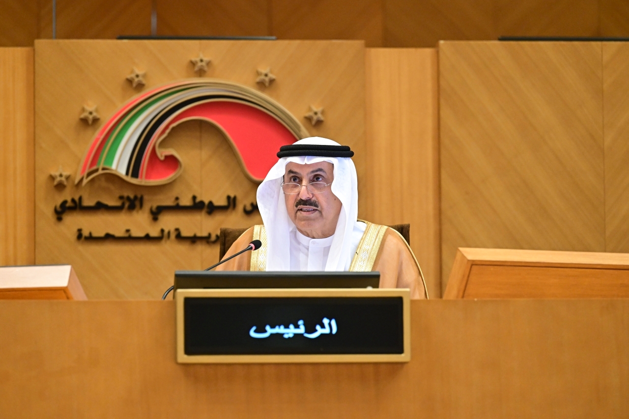 "صقر غباش مترئساً الجلسة"