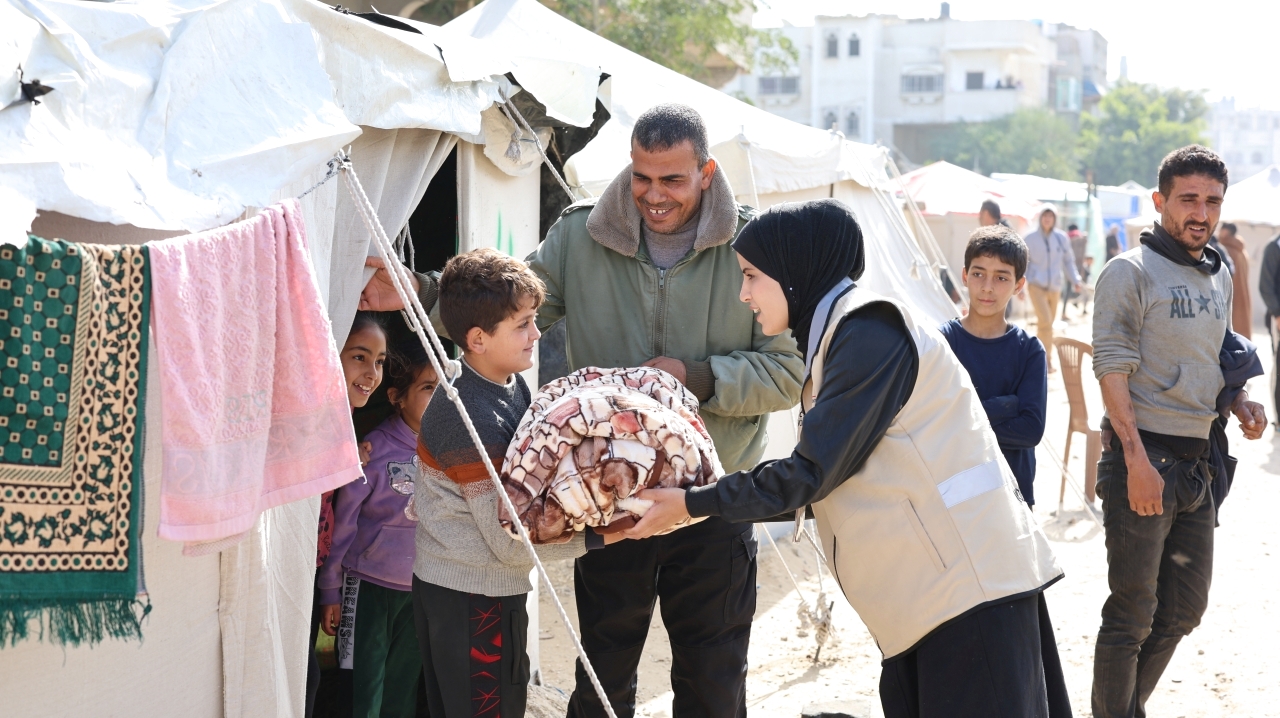 "خلال توزيع المساعدات على الأشقاء الفلسطينيين"