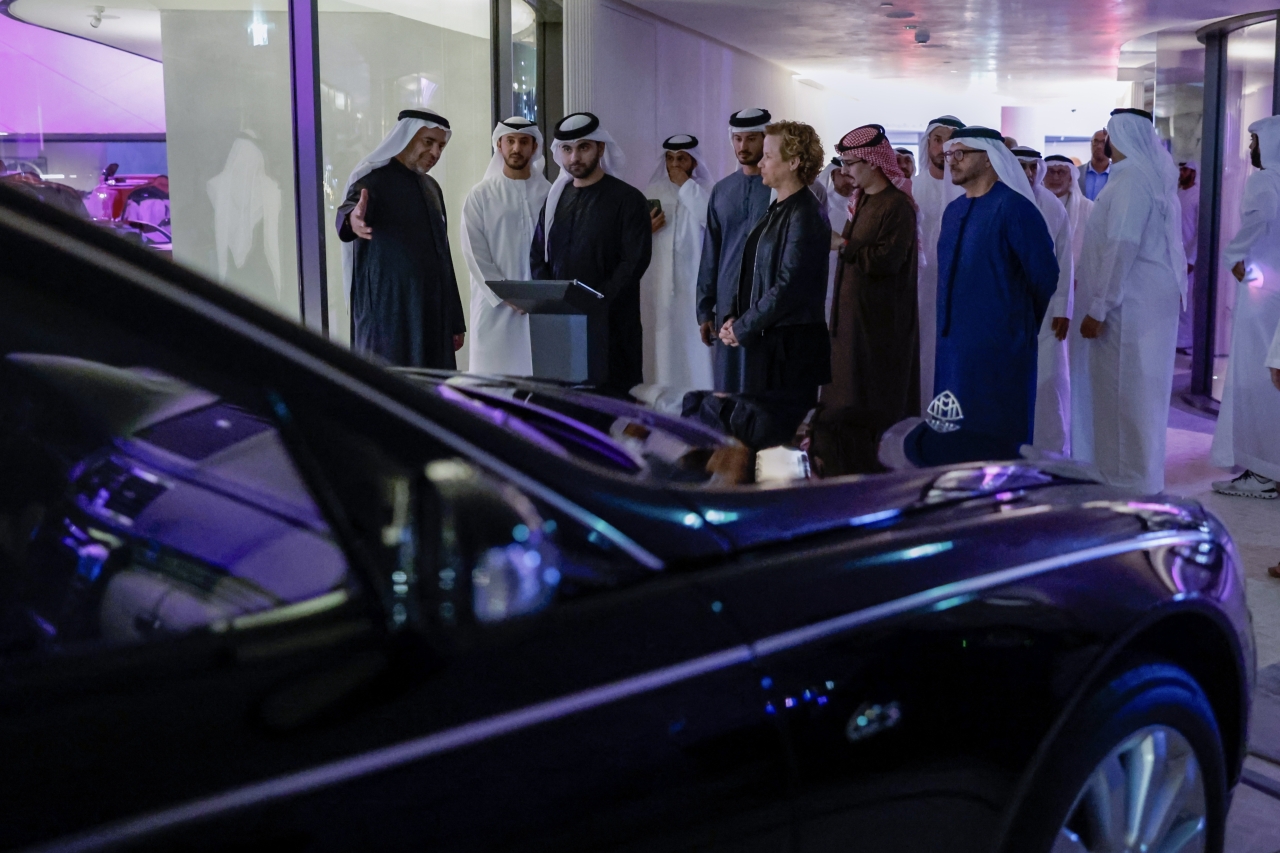 "منصور بن محمد خلال جولة في المركز بحضور أنور قرقاش ومسؤولين من «مجموعة قرقاش» و«مرسيدس - بنز»"