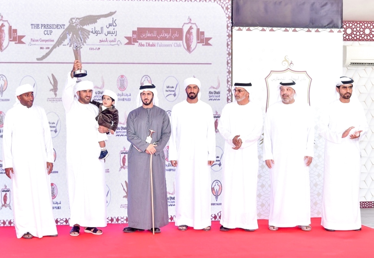 "زايد بن حمد بن حمدان خلال تتويج الفائزين بحضور عدد من المسؤولين | وام"