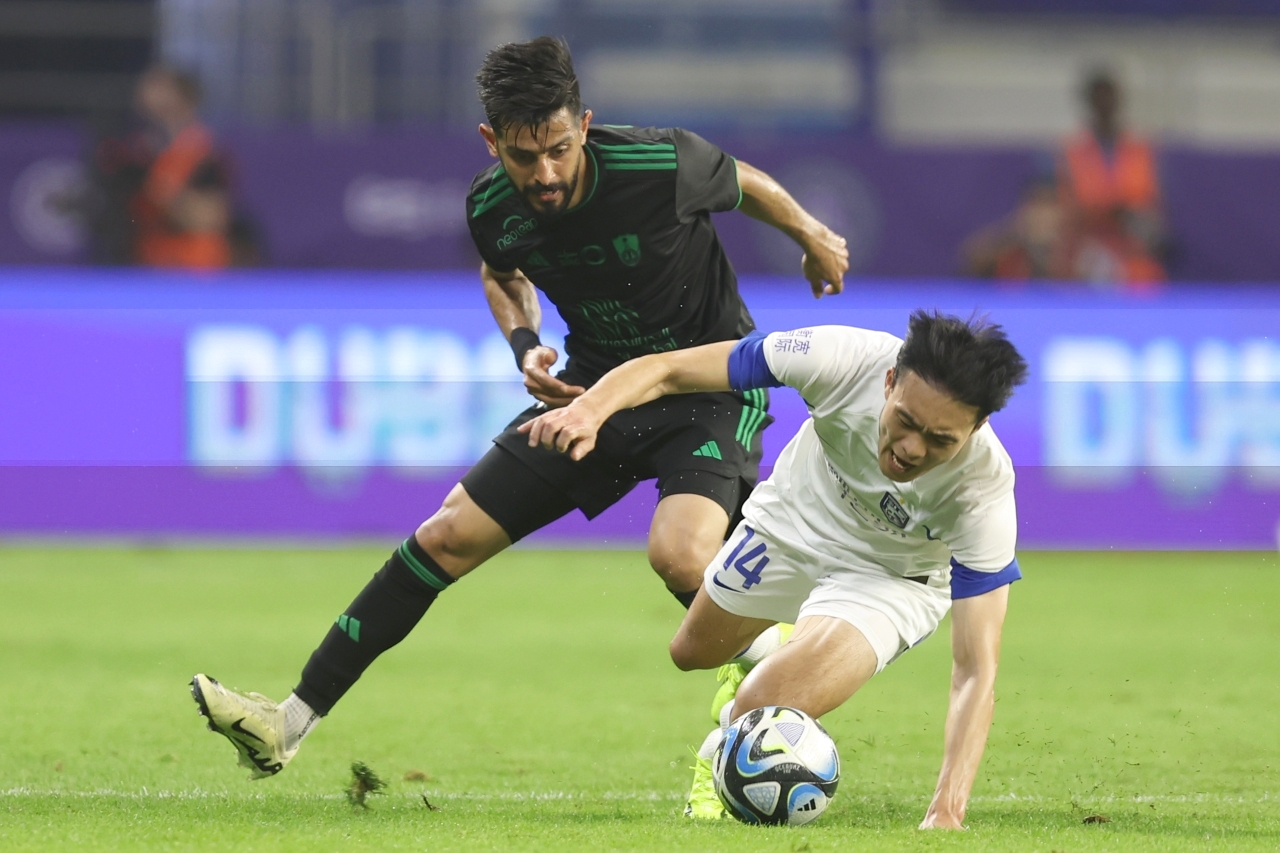 "الأهلي السعودي تفوق على ووهان الصيني - تصوير: سالم خميس"