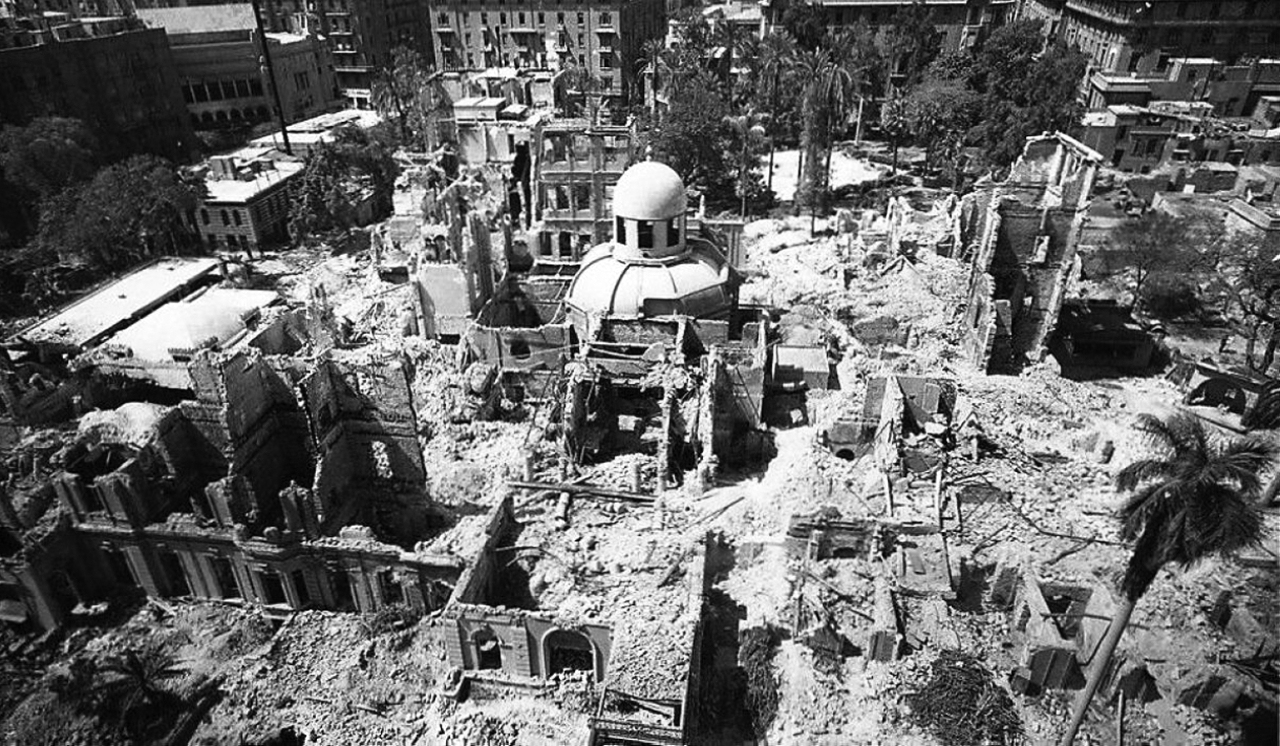 "1952 الملك فاروق يقيل حكومة مصطفى النحاس باشا بعد حريق القاهرة."