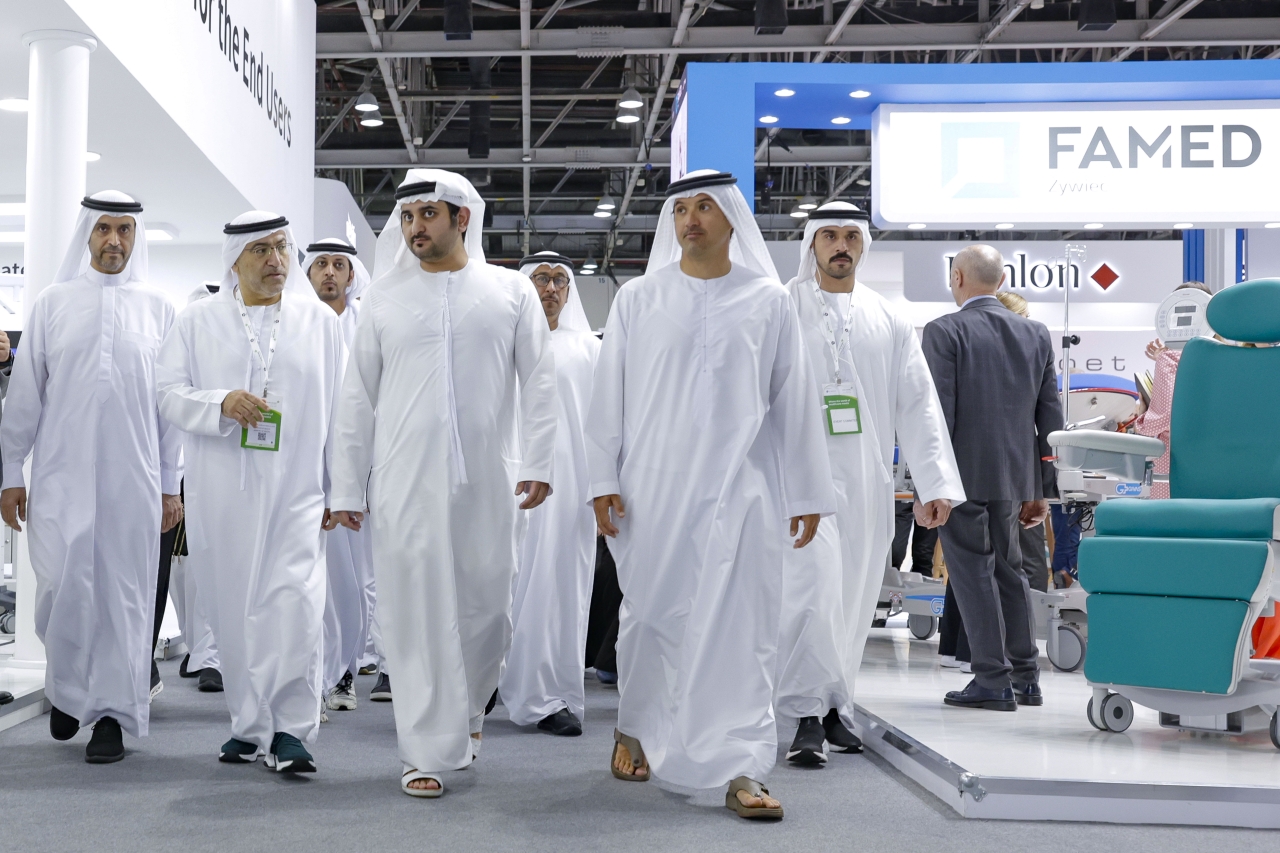 "مكتوم بن محمد خلال جولته بالمعرض بحضور عبدالرحمن العويس وعوض الكتبي وداوود الهاجري وهلال المري"