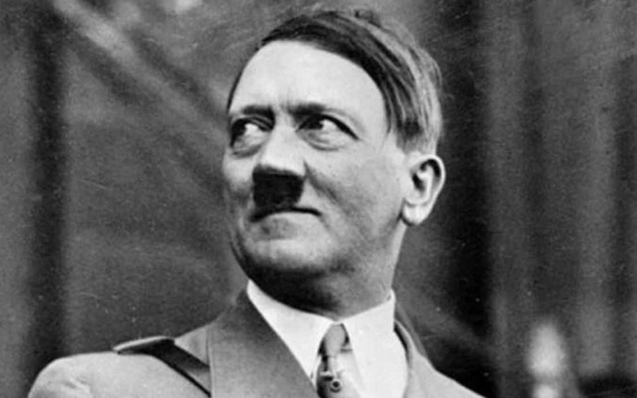 "1933 أدولف هتلر يصبح مستشاراً للرايخ الألماني الثالث."
