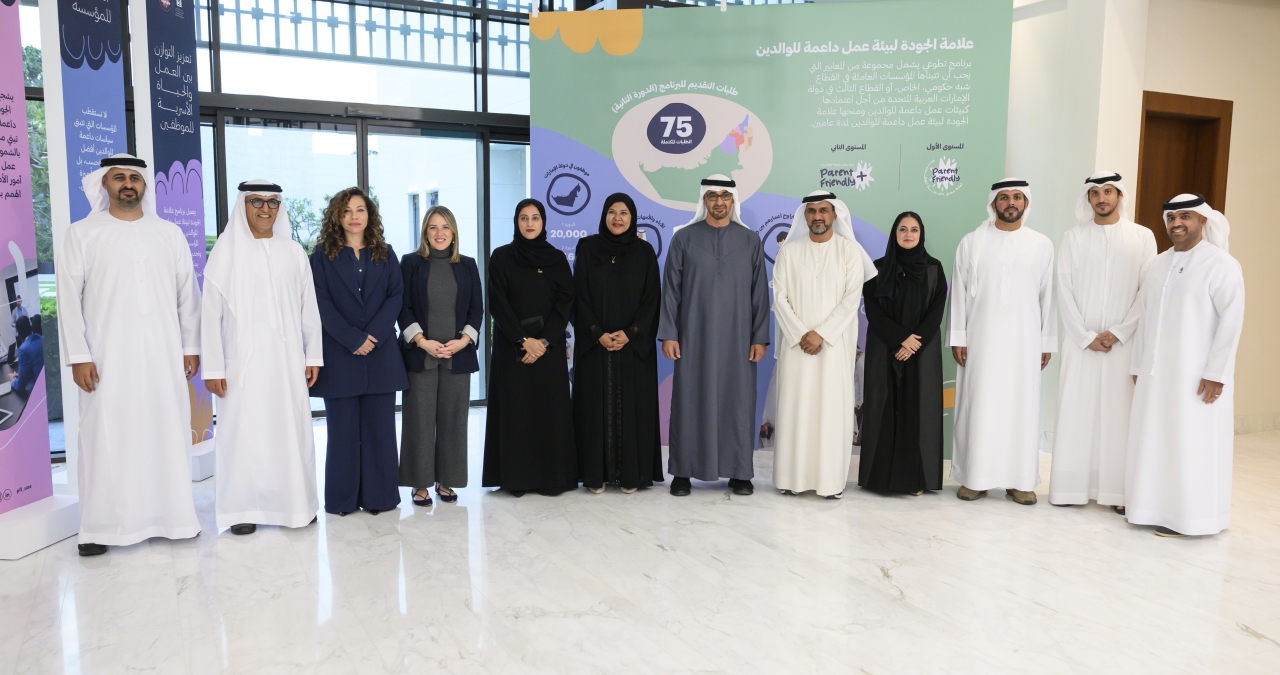 "رئيس الدولة خلال التكريم بحضور ذياب بن محمد ومغير الخييلي وسناء سهيل"