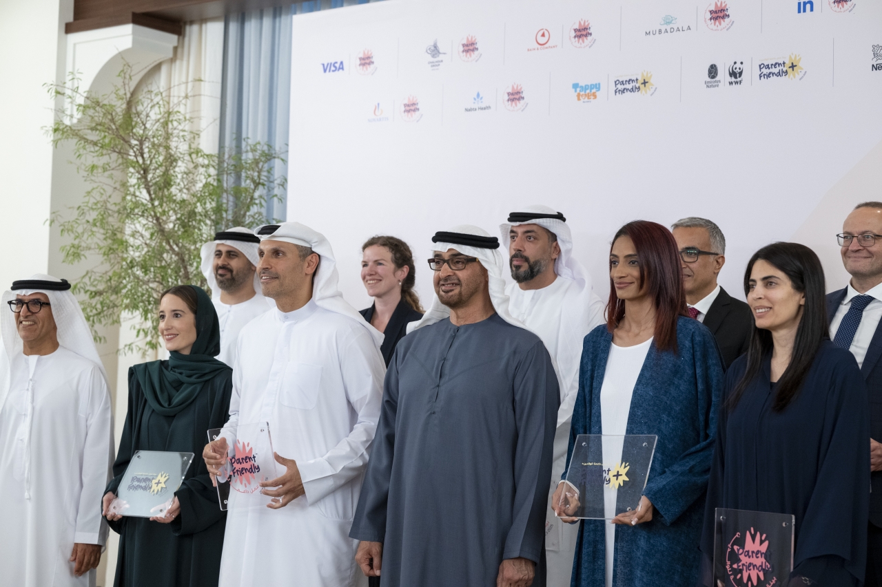 "رئيس الدولة متوسطاً المكرّمين بحضور ذياب بن محمد وخلدون المبارك ومغير الخييلي"