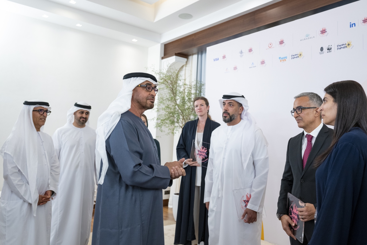 "سموه في حديث مع المكرّمين بحضور ذياب بن محمد ومغير الخييلي"