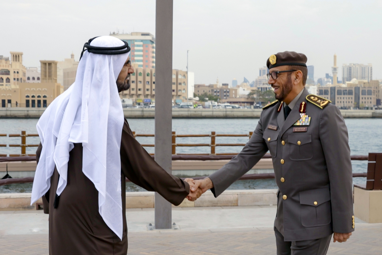 "محمد بن راشد مصافحاً محمد المري"