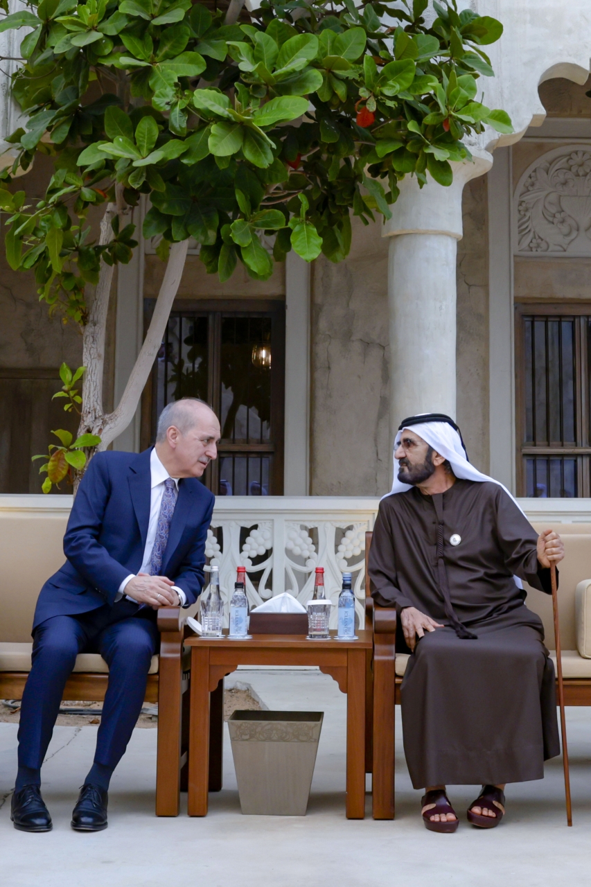 "محمد بن راشد ونعمان كورتولموش خلال اللقاء"