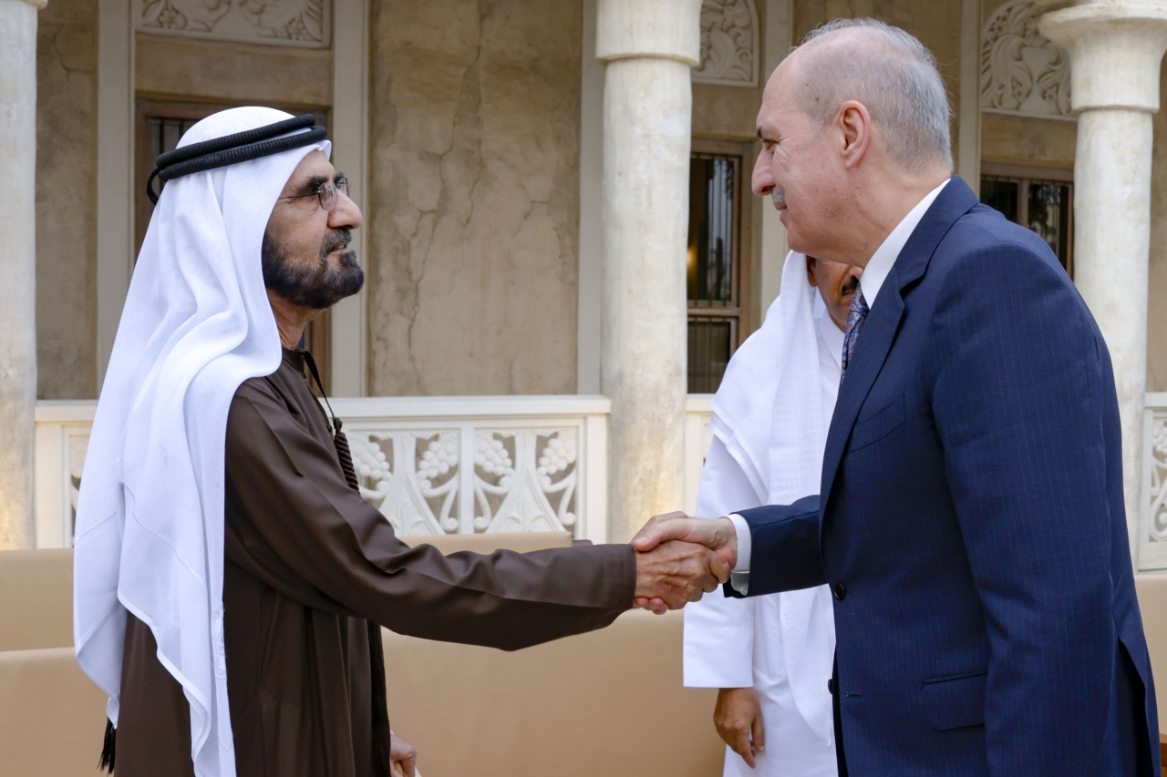 "محمد بن راشد مصافحاً نعمان كورتولموش"
