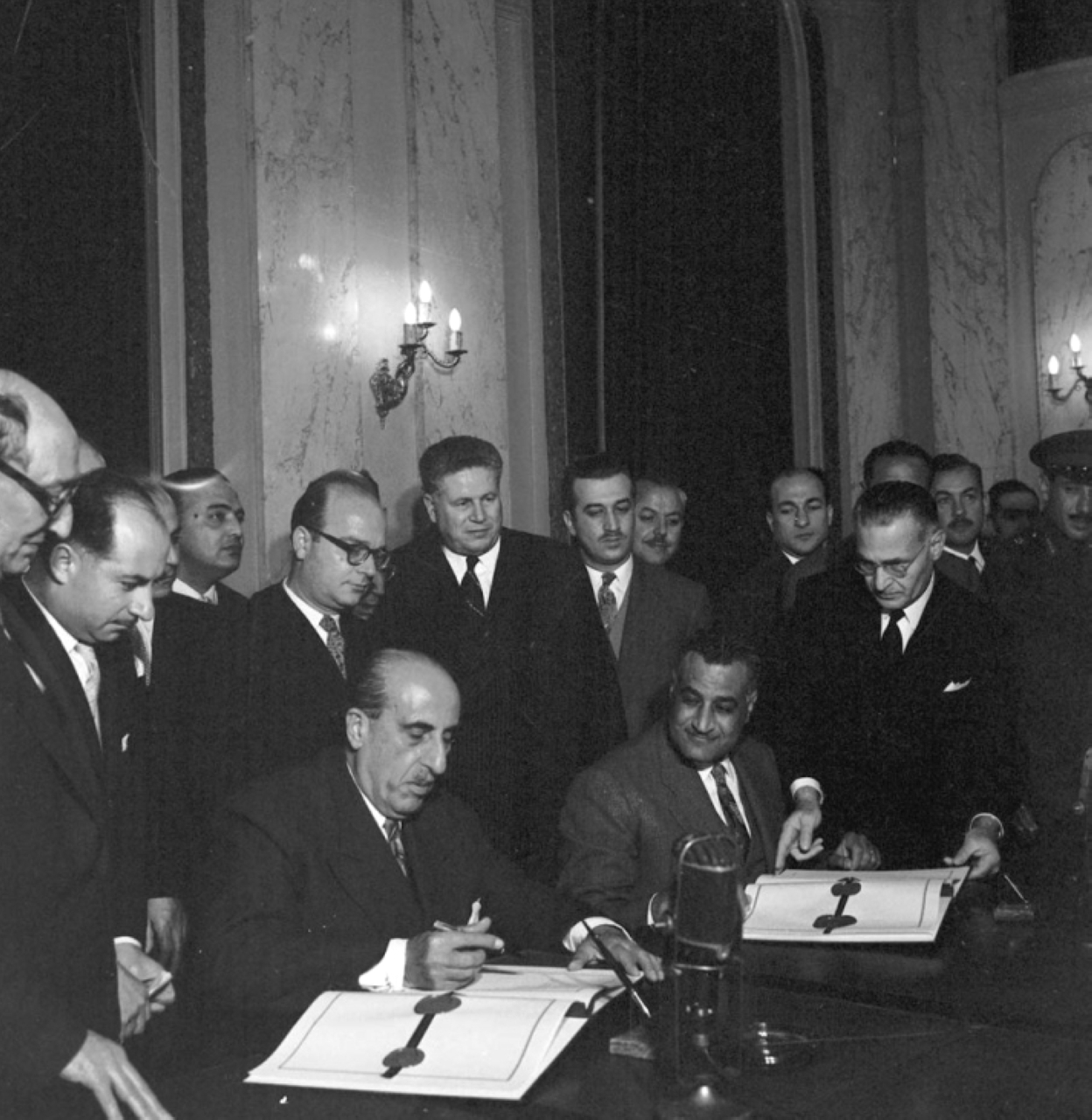 "1958 سوريا ومصر توقّعان ميثاق الوحدة العربية."