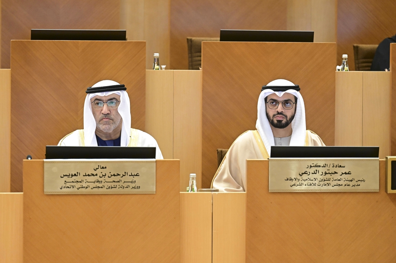 "عبدالرحمن العويس وعمر الدرعي خلال الجلسة"