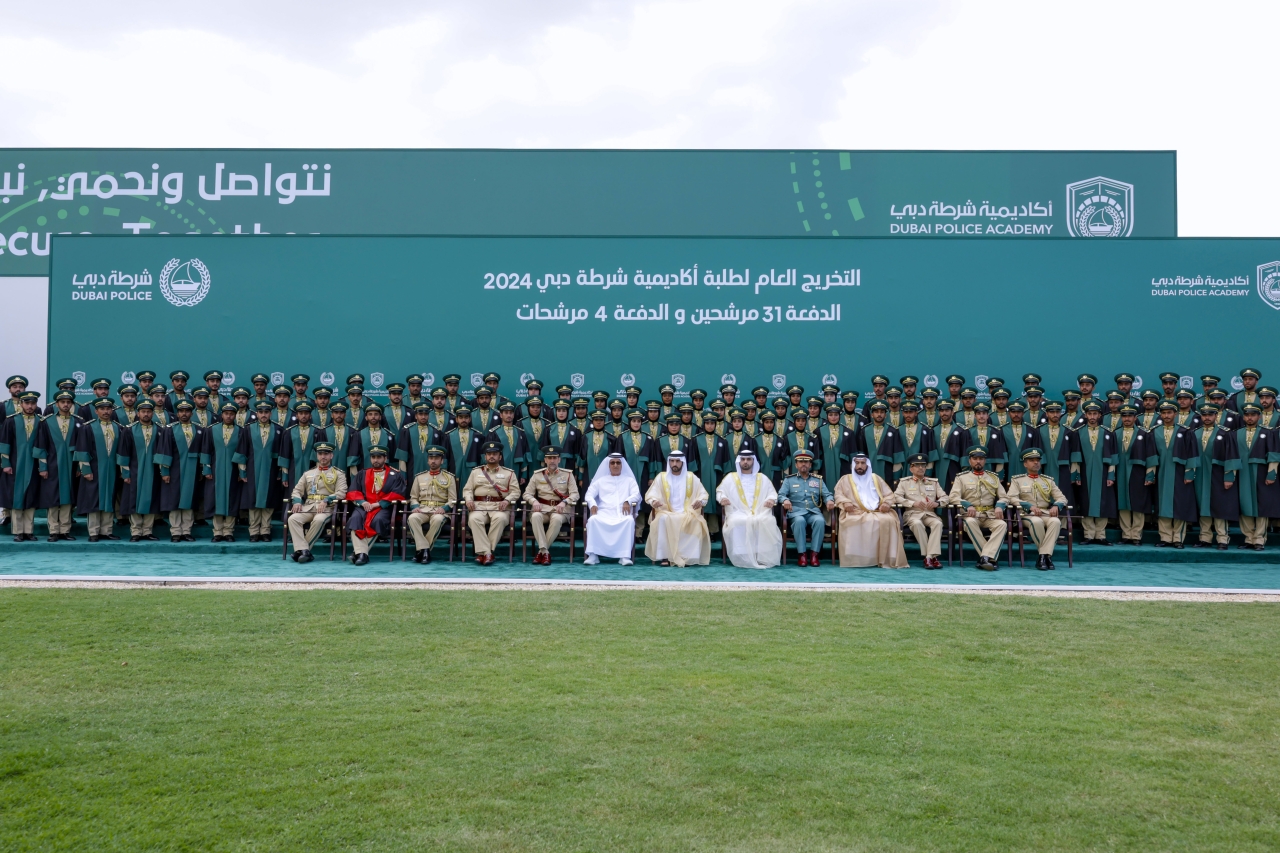 "حمدان بن محمد خلال حفل التخريج بحضور منصور بن محمد والمر بن مكتوم وعبدالله المري وسيف الشعفار وقيادات شرطية | تصوير: خليفة اليوسف"
