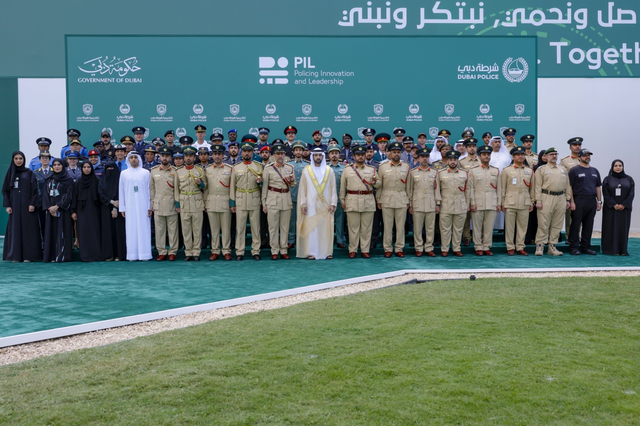 "حمدان بن محمد وعبدالله المري وخريجون وقيادات شرطية خلال الحفل"