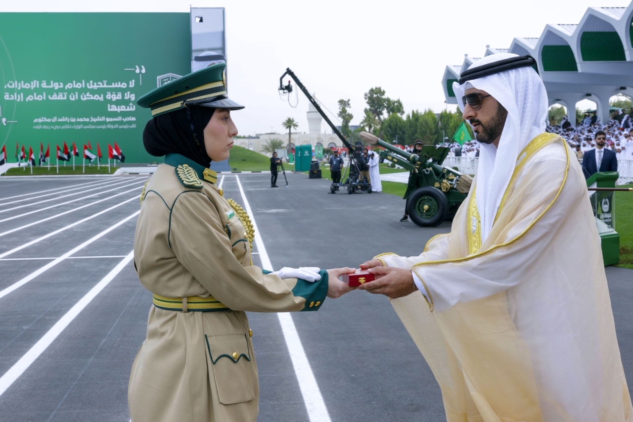 "حمدان بن محمد مكرماً إحدى الخريجات"