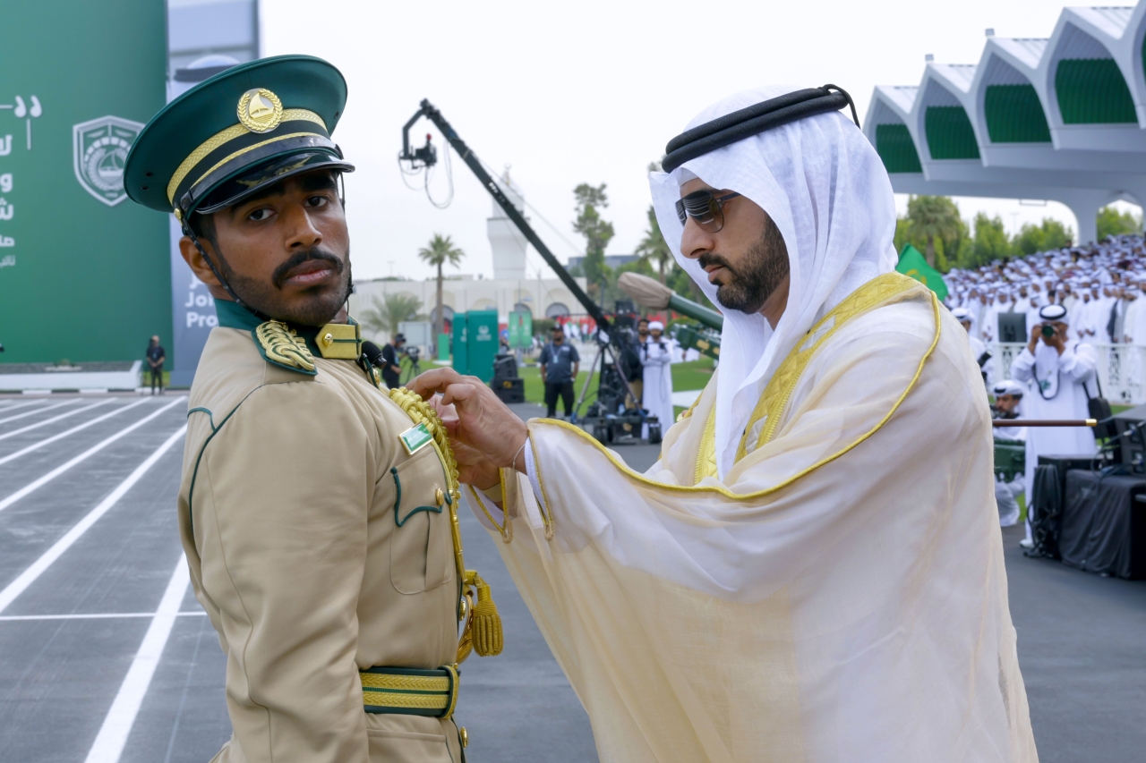 "سموه يقلد أحد الخريجين وسام التفوق"