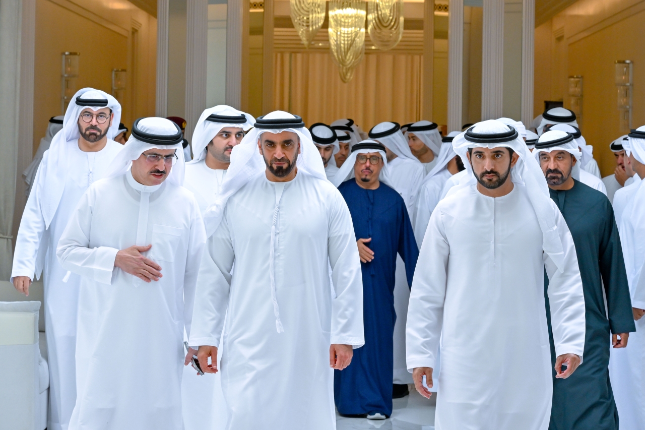 "حمدان ومكتوم بن محمد وسيف بن زايد وأحمد بن سعيد ومنصور بن محمد ومحمد القرقاوي ومحمد الحسيني وضاحي خلفان وسعيد الطاير وعدد من المسؤولين"