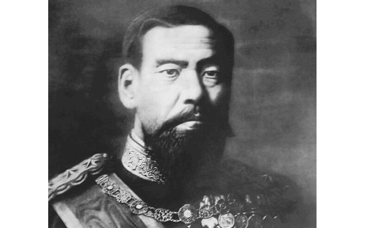 "1867 - الأمير موتسوهيتو يتولى حكم اليابان ويتخذ اسم الإمبراطور ميجي."