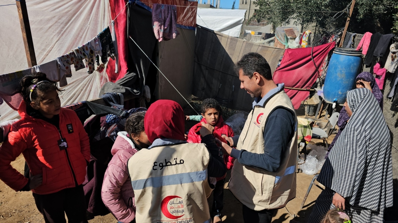"فريق الهلال الأحمر خلال توزيع المساعدات |وام"