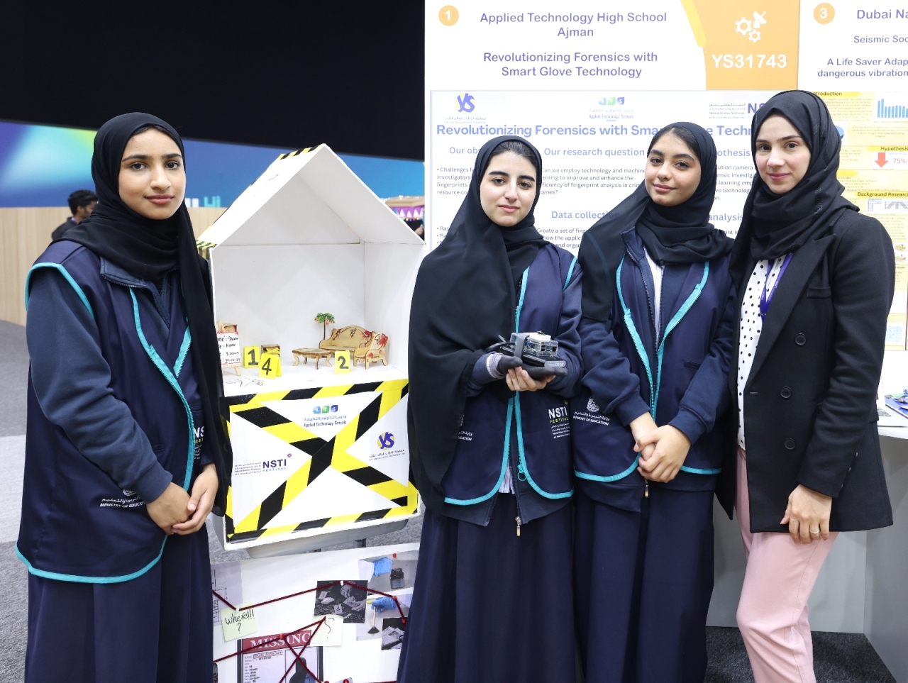 3 طالبات يبتكرن قفازات ذكية لرفع البصمات بسهولة