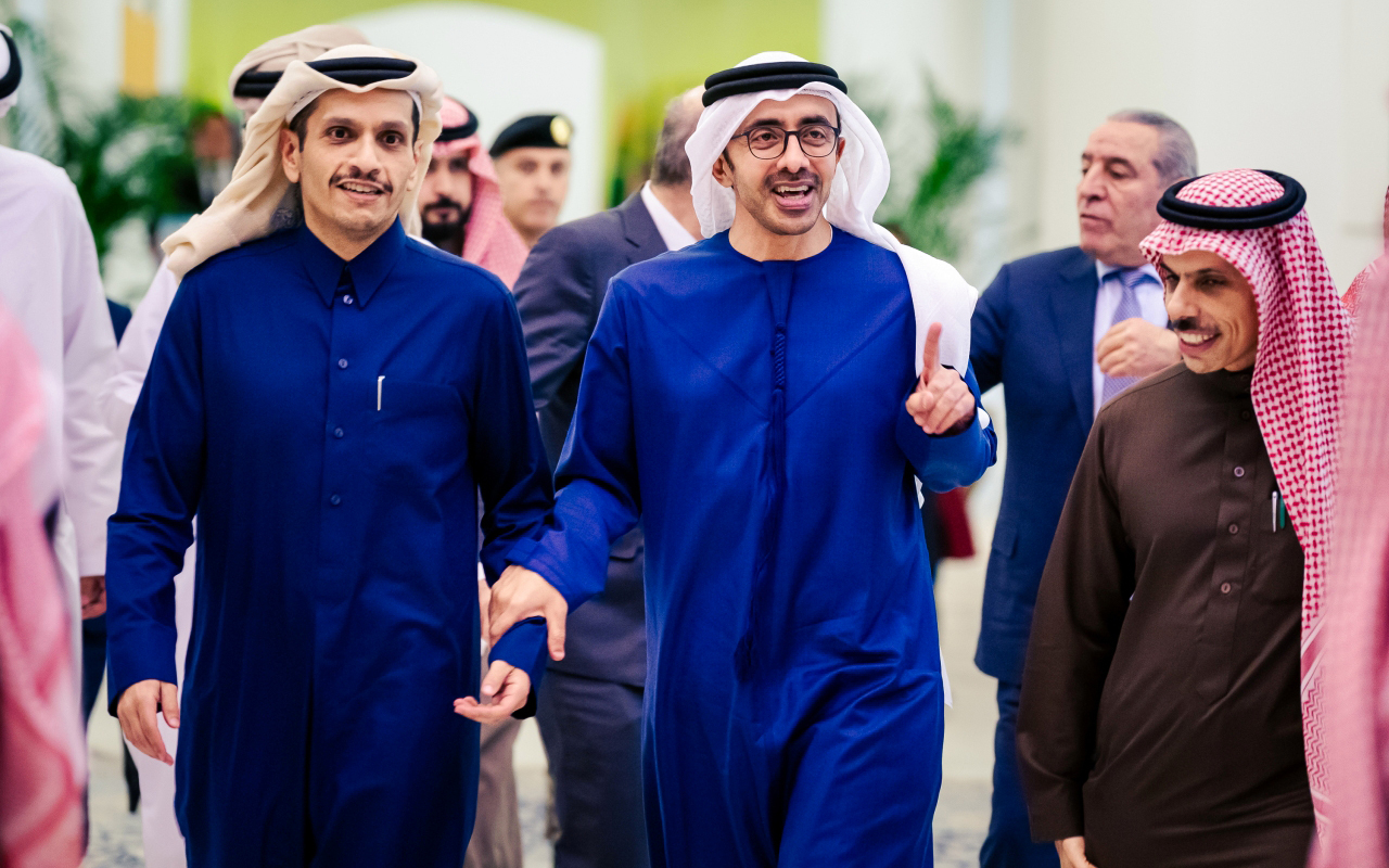 "عبدالله بن زايد وفيصل بن فرحان ومحمد بن عبدالرحمن آل ثاني في صورة على هامش الاجتماع التشاوري | وام"
