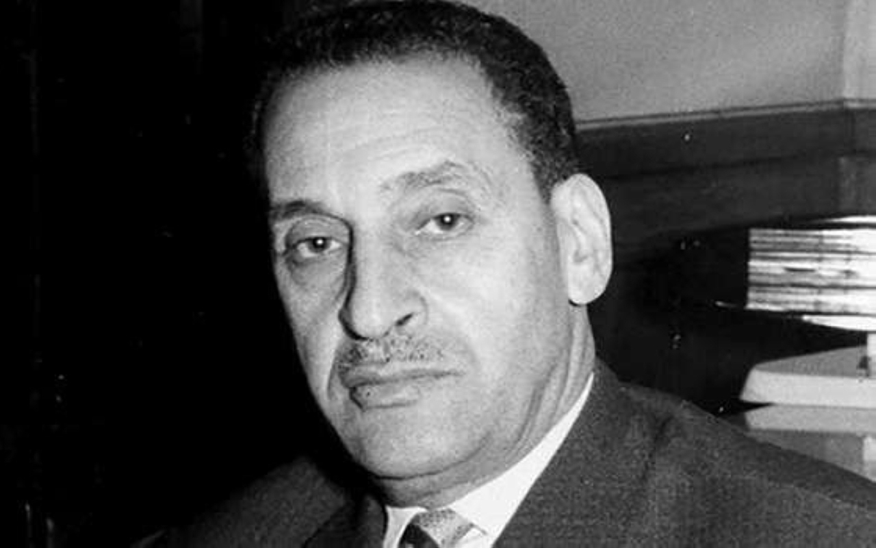 "1943 الزعيم الجزائري فرحات عباس يصدر بياناً للشعب أصبح مرجعياً لثورة التحرير."