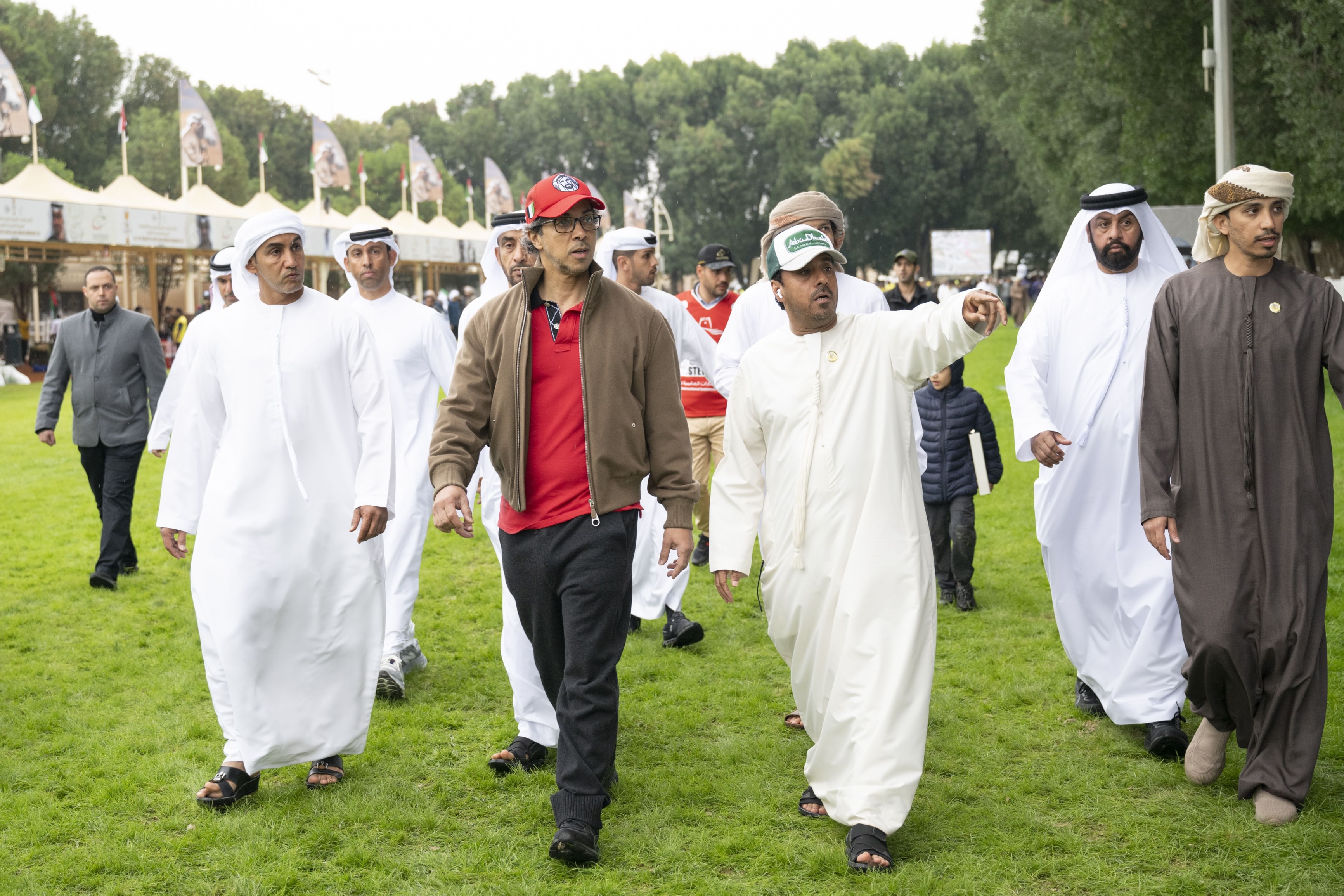 منصور بن زايد يشهد جانباً من سباق كأس رئيس الدولة للقدرة في الوثبة