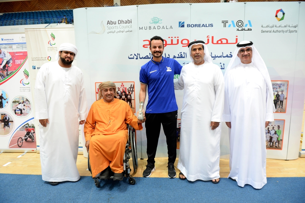 "محمد الهاملي وعبدالله أهلي وحمد الدرمكي وذبيان المهيري خلال تتويج البطل - البيان"