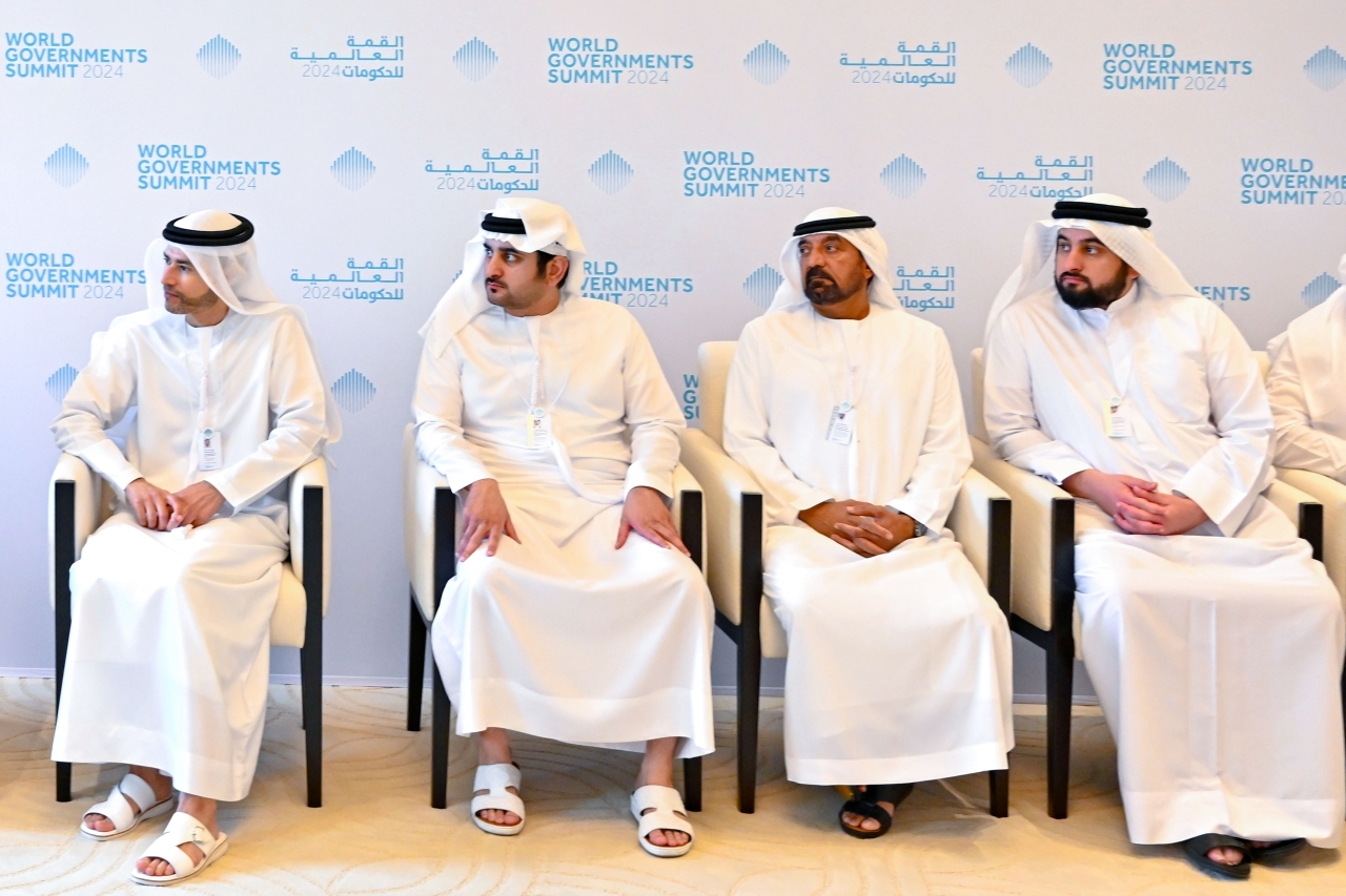 "مكتوم وأحمد بن محمد وأحمد بن سعيد ومحمد الحسيني خلال اللقاء\r\n10 الإمارات الاثنين"
