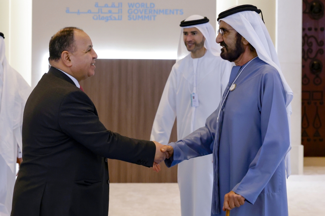 "محمد بن راشد مصافحاً وزراء المالية العرب بحضور محمد الحسيني"
