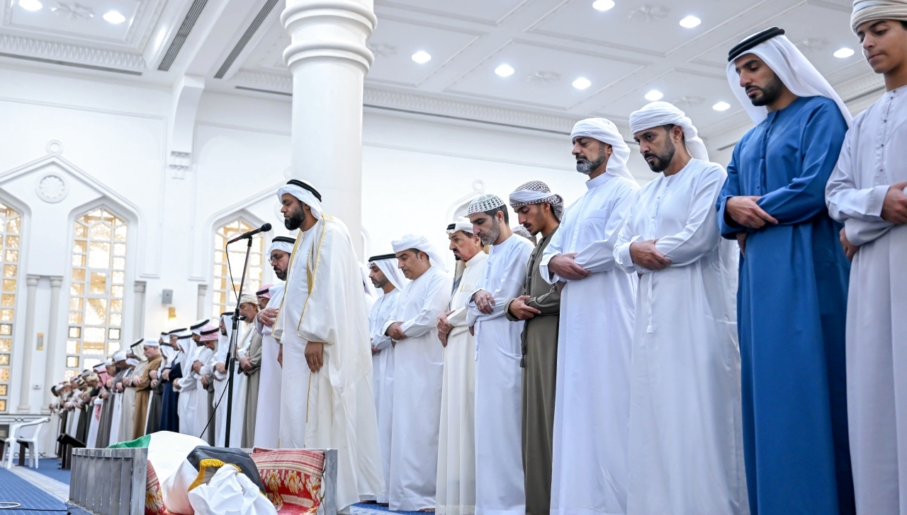 حاكم عجمان وعمار النعيمي ومحمد بن سعود يؤدون صلاة الجنازة على جثامين الشهداء