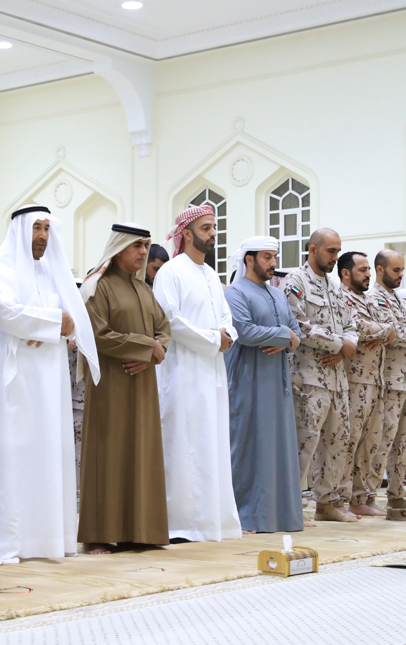 "محمد بن سعود أثناء صلاة الجنازة على جثمان سليمان الشحي"