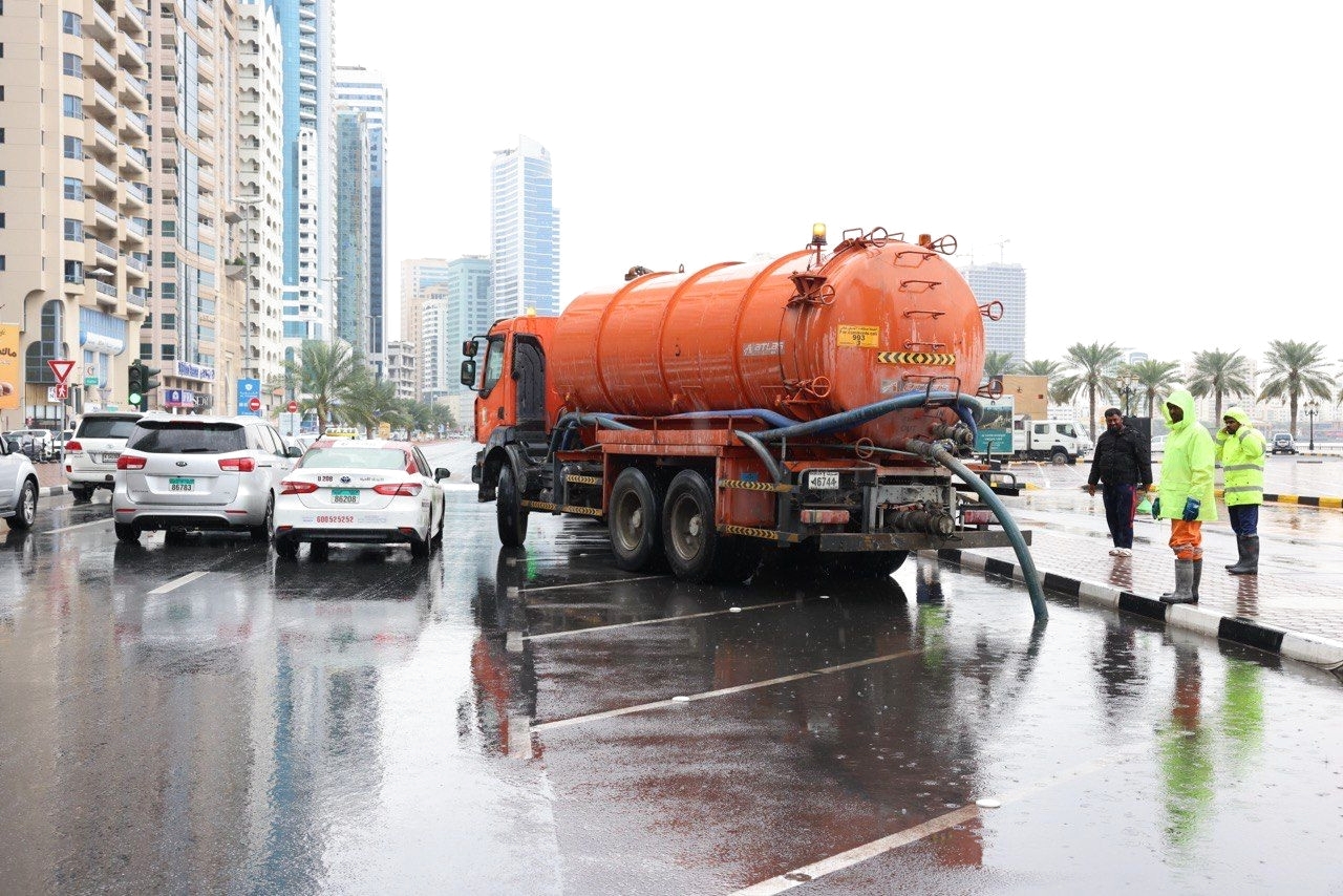 "فرق بلدية الشارقة تعمل على سحب المياه"