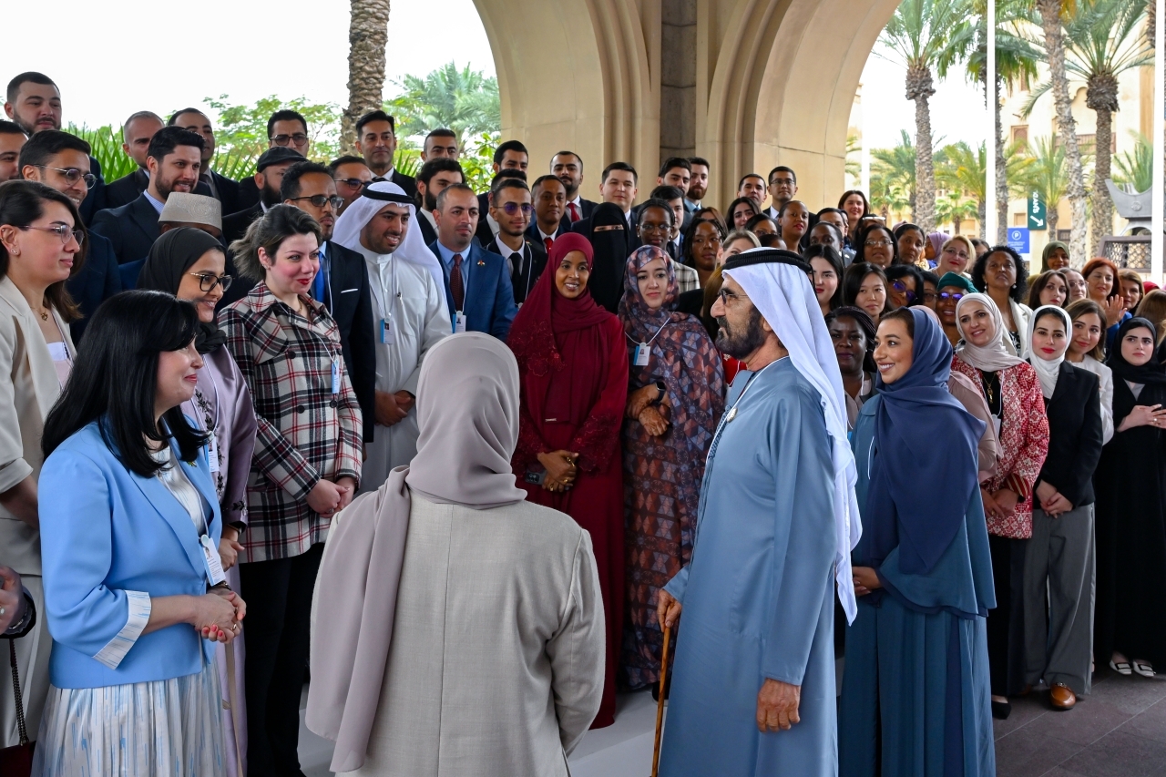 "محمد بن راشد في حديث مع الخريجين"