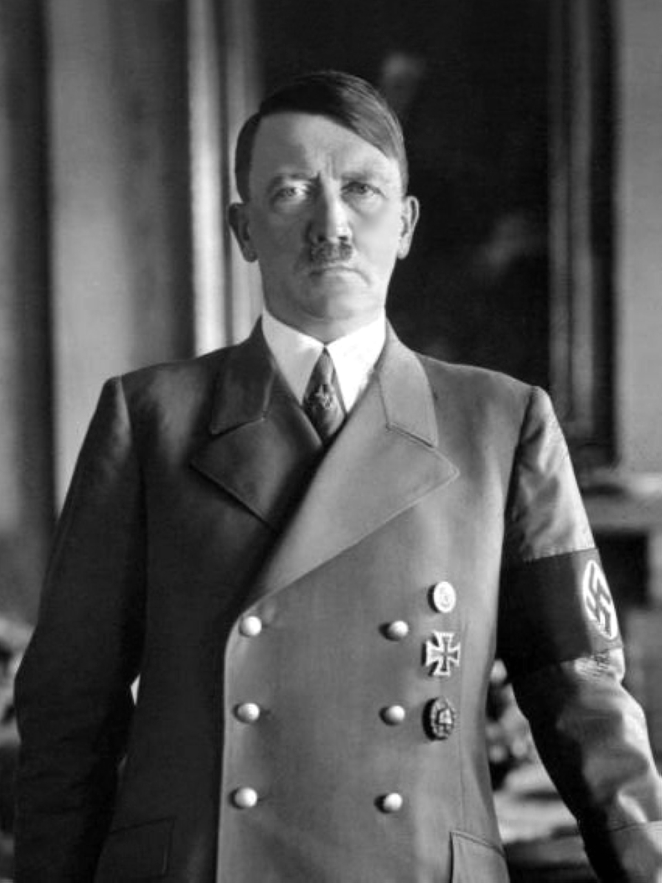 "1942 الزعيم النازي أدولف هتلر يتراجع عن فكرة غزو بريطانيا المعروفة بخطة «أسد البحر»."