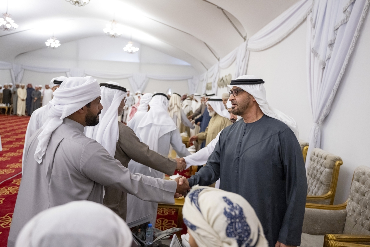 "رئيس الدولة خلال تقديم واجب العزاء في الشهيد محمد المنصوري | تصوير: محمد الحمادي"