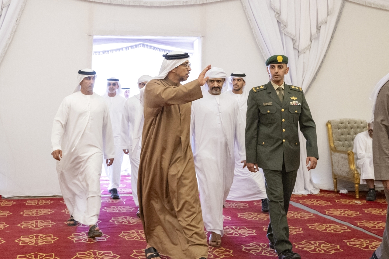 "منصور بن زايد خلال زيارته مجلس عزاء الشهيد محمد المنصوري"