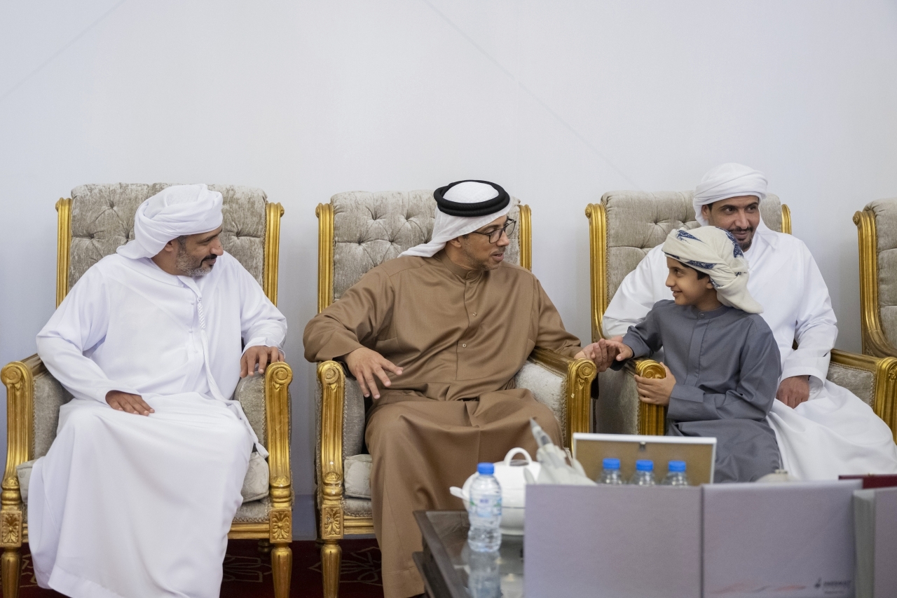 "منصور بن زايد خلال تقديم العزاء إلى أسرة الشهيد محمد المنصوري"