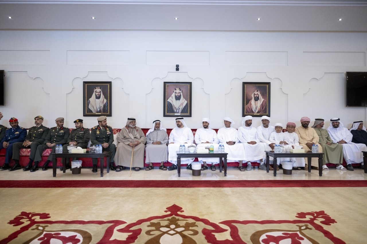 "ذياب بن محمد أثناء تقديم واجب العزاء إلى ذوي الشهيد محمد الشامسي | وام"