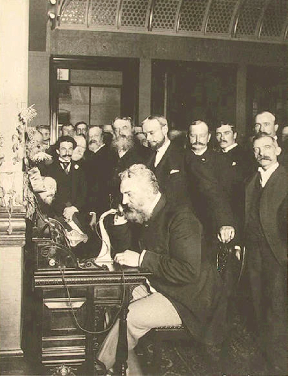 "1876 ألكسندر غراهام بيل يسجل براءة اختراع الهاتف."