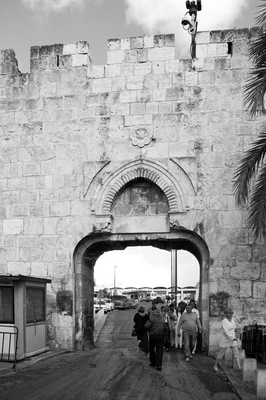 "2004 حفريات تؤدي إلى انهيار جزء من طريق باب المغاربة أحد الأبواب الرئيسة للمسجد الأقصى."