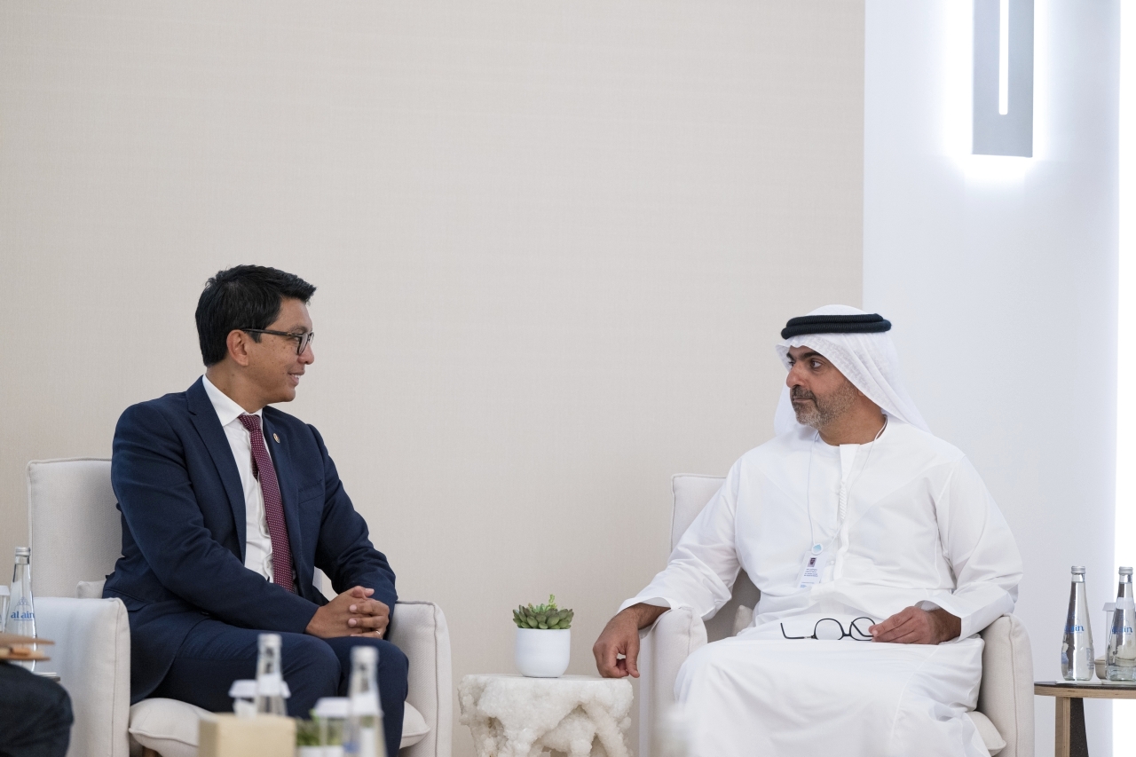 حامد بن زايد يبحث التعاون مع رئيس مدغشقر