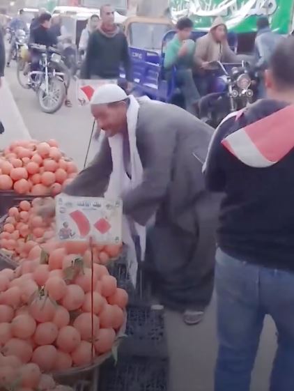 رد فعل عفوي لتاجر برتقال مصري مع شاحنات المساعدات المتجهة لغزة يثير إعجاب الكثيرين