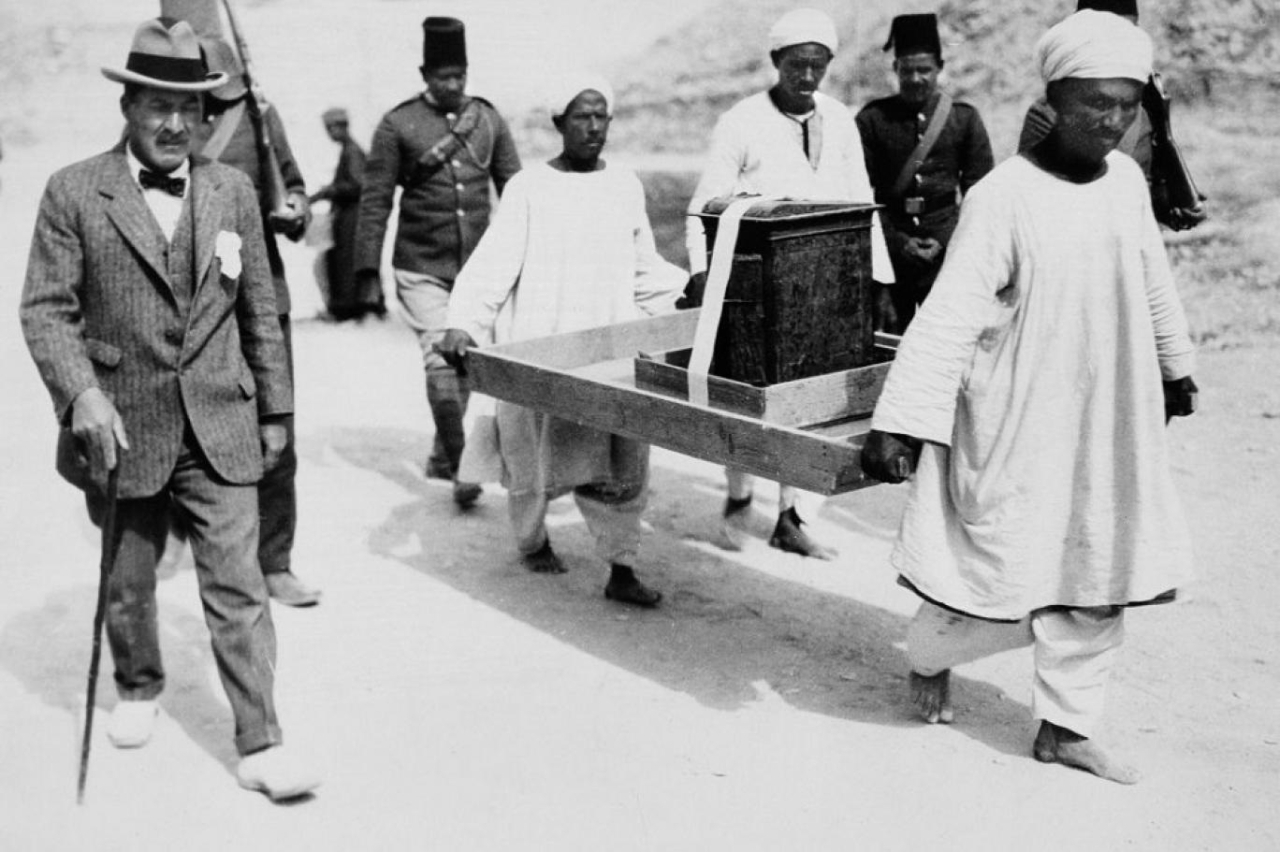 "1923 اكتشاف مقبرة توت عنخ أمون في الأقصر على يد عالم الآثار هوارد كارتر."