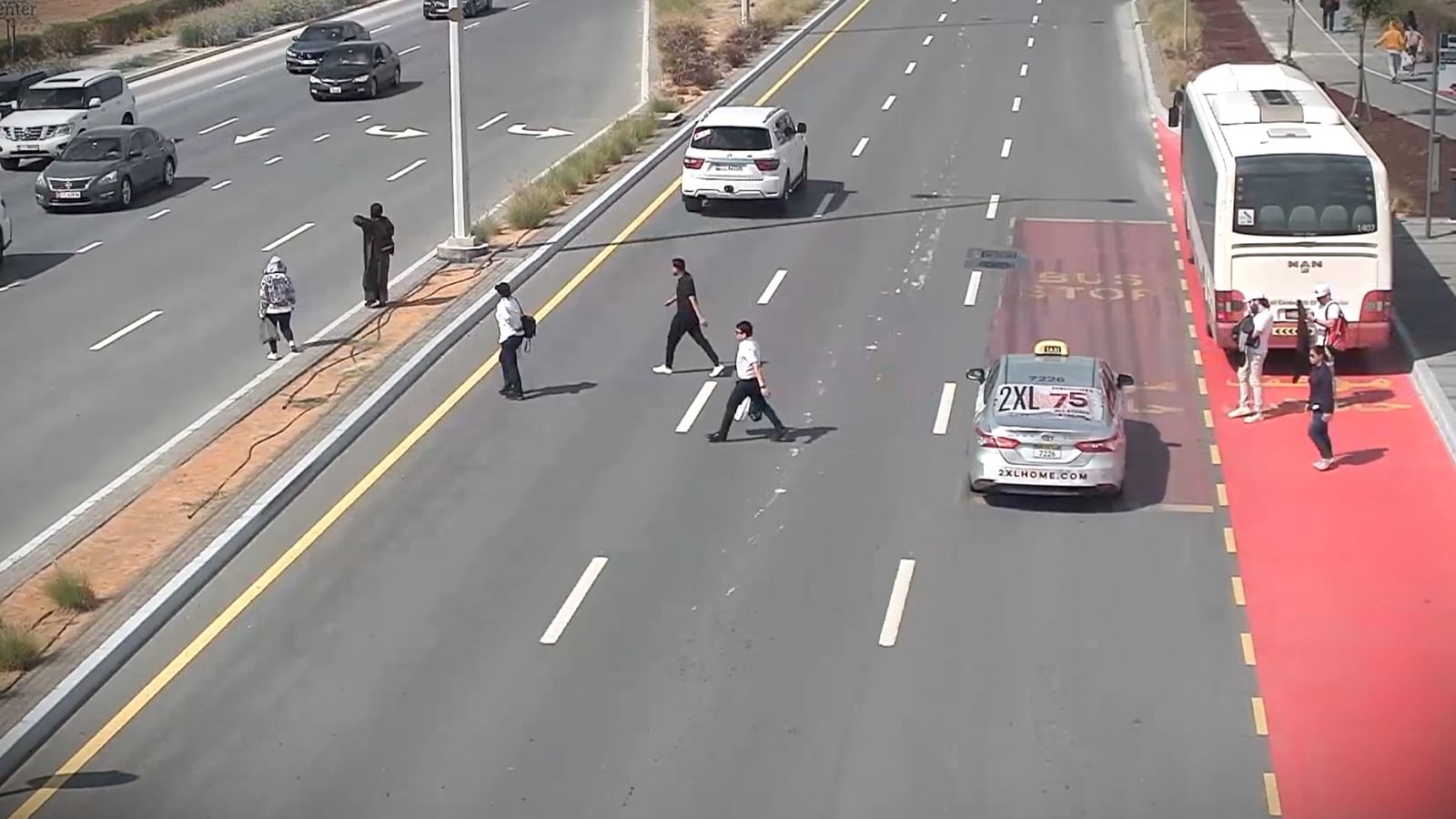 بالفيديو.. شرطة أبوظبي تدعو المشاة لاستخدام الأماكن المخصصة للعبور