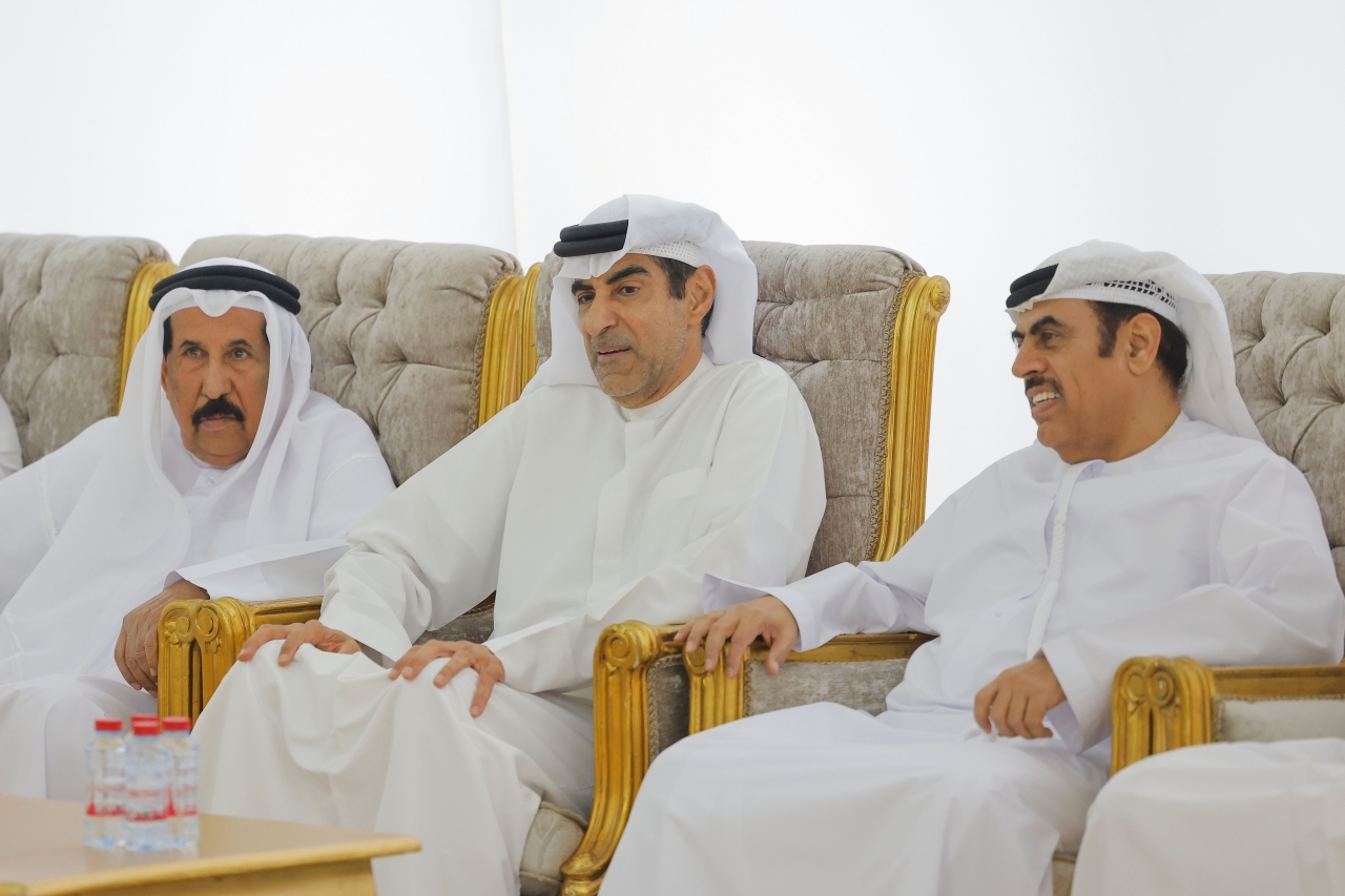 "حنيف حسن وأحمد الجابر خلال تقديم واجب العزاء إلى أحمد بن الشيخ"