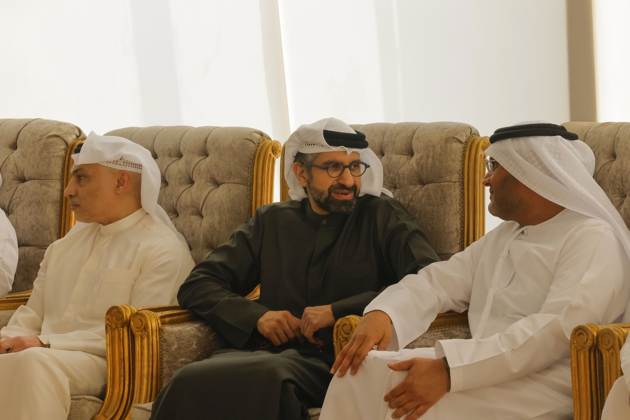 "سلطان بن سعود القاسمي وناصر بن الشيخ خلال العزاء"