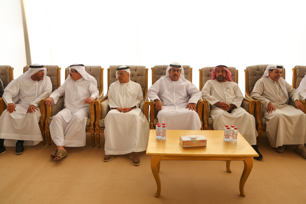 "سعيد الطاير وعبيد الطاير وظاعن شاهين خلال تقديم العزاء إلى أحمد بن الشيخ وناصر بن الشيخ"