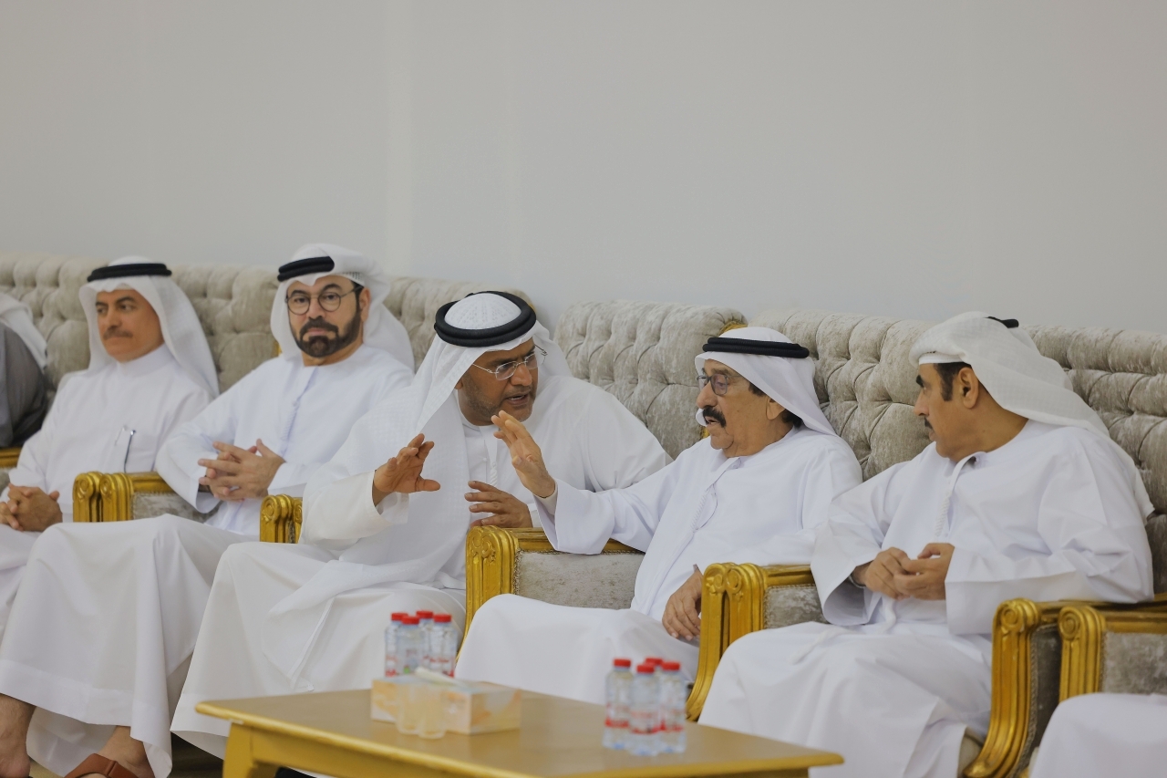 "محمد القرقاوي ومحمد النابودة وأمين الأميري خلال تقديم واجب العزاء إلى أحمد بن الشيخ وناصر بن الشيخ"