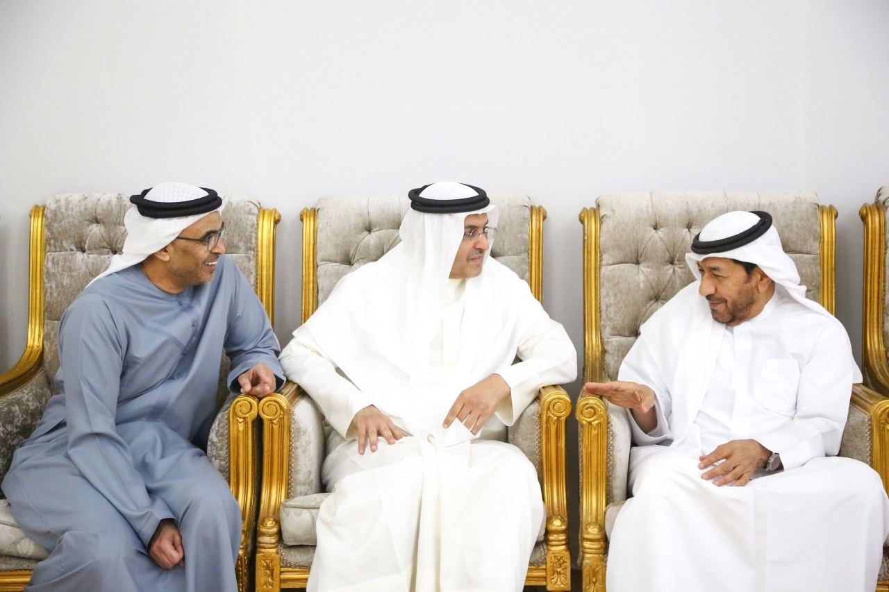 "محمد سعيد القاسمي وجمعة الغرير وماجد الغرير خلال العزاء"